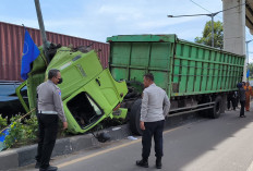 Sopir Ngantuk, Fuso Naik ke Pembatas dan Tabrak Tiang Lampu Di Jalan Harun Sohar