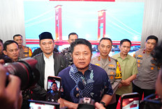 Ratu Dewa Ajak Warga Perkuat Persaudaraan Saat Salat Idulfitri di Masjid Agung Palembang