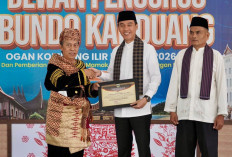 H Muchendi Sandang Gelar Kehormatan Adat Minang “Sutan Rajo Mudo Nan Sati