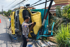 Hindari Kucing Menyeberang, Truk Canter Tabrak Tiang Listrik di Jalintim Ogan Ilir