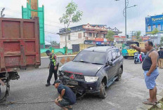 Heboh! Mobil Anggota Polisi Tabrak Pedagang Sayur