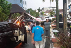 Mencekam! Prabumulih Dilanda Cuaca Ekstrem, Papan Reklame Roboh Timpa Inovva dan Atap Rumah Beterbangan