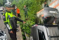 Sopir Diduga Lalai, Mobil Nyungsep ke Parit