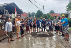 Gunakan Dana Swadaya, Warga RT 50 Sukajaya Palembang Gotong Royong Tambal Jalan Rusak