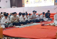 Bupati OKU Bersama Forkopim Sholat Tarawih Perdana di Pendopo Rumah Kabupaten 