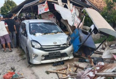 Mobil Agya Tabrak Warung Gorengan di OKU, Enam Warga Terluka