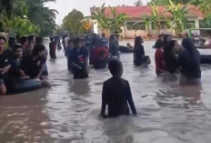 Banjir Jadi Wahana Rekreasi Dadakan