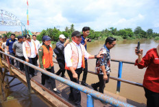 Warga Sambut Antusias Sambut Kunker Gubernur Herman Deru Tinjau Jembatan Sukanegeri–Kangkung OKU Timur