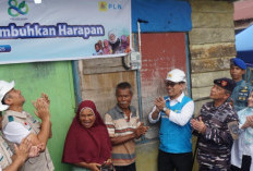 Cahaya dan Harapan di HLN ke-80: PLN Sambungkan Listrik Gratis bagi Keluarga Prasejahtera di Padang