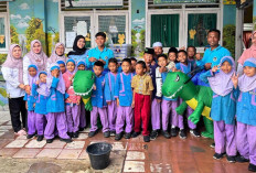 Unik dan Menghibur, Petugas SPPG Muntang Tapus Prabumulih “Cosplay” Dinosaurus Saat Bagikan MBG