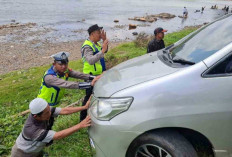 Mobil Wisatawan di OKU Nyaris Terjun ke Sungai