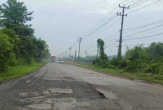 Jalan Palembang-TAA Rusak Parah, Pengendara Motor Sering Terjatuh