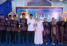 Tampil Selaras dengan Batik Petule, HD Puji Edison